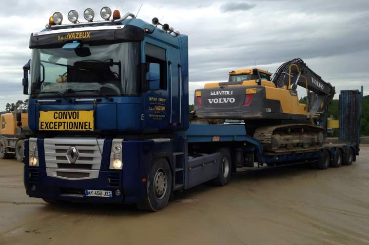 Transport d'engins près de Nontron