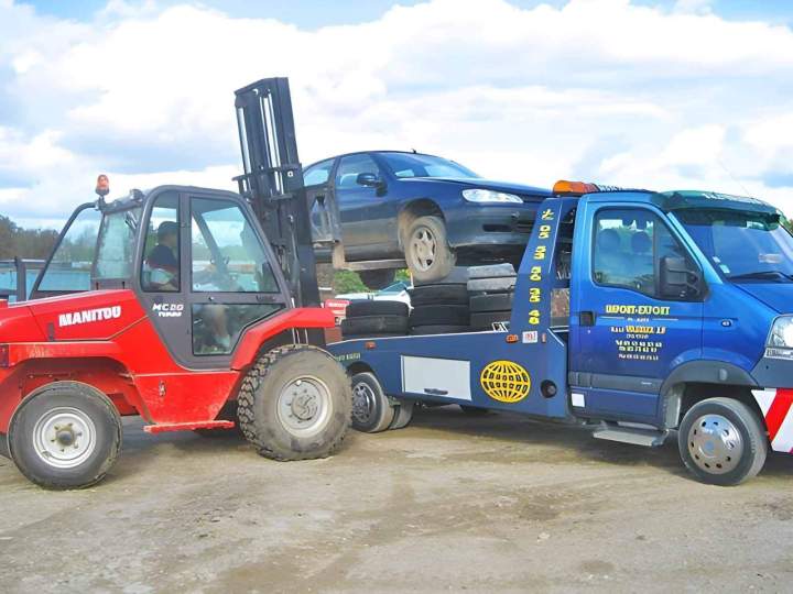 Transport de véhicule hors d'usage près de Nontron