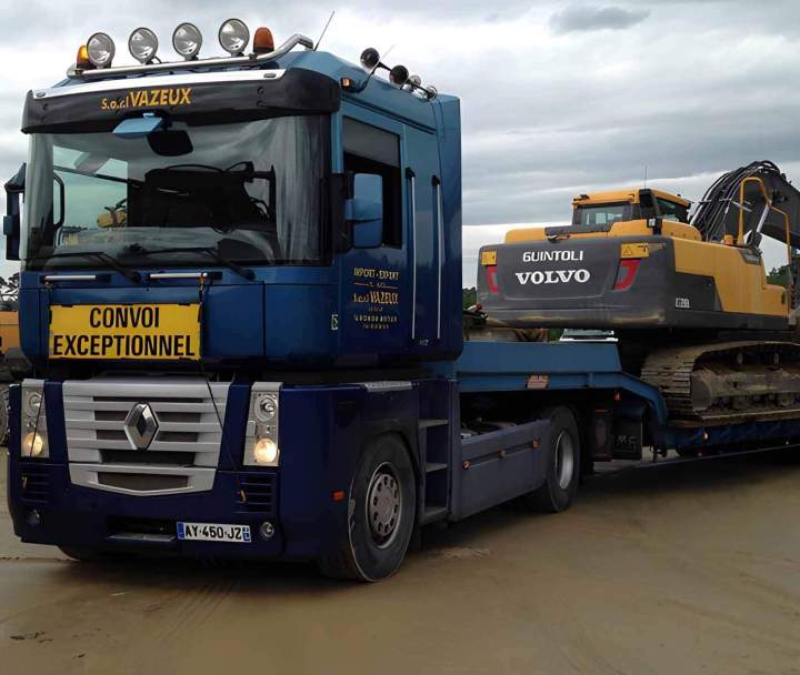 Transport d'engin près de Nontron